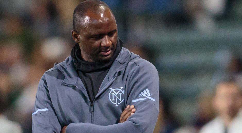 
                <strong>Patrick Vieira</strong><br>
                Eine Lösung mit Stallgeruch: Vieira spielte von 1996 bis 2005 für die Gunners, 2011 beendete er seine Karriere. Seit Januar 2016 trainiert er den New York City FC in der MLS. Hinzu kommt: Der Franzose kennt die Co-Trainer Gerry Peyton, Neil Banfield und Jens Lehmann sowie Team-Manager Steve Bould aus seiner aktiven Zeit beim FC Arsenal. Wenger bescheinigte seinem Ex-Spieler zuletzt das Potenzial, den Job eines Tages zu übernehmen.
              