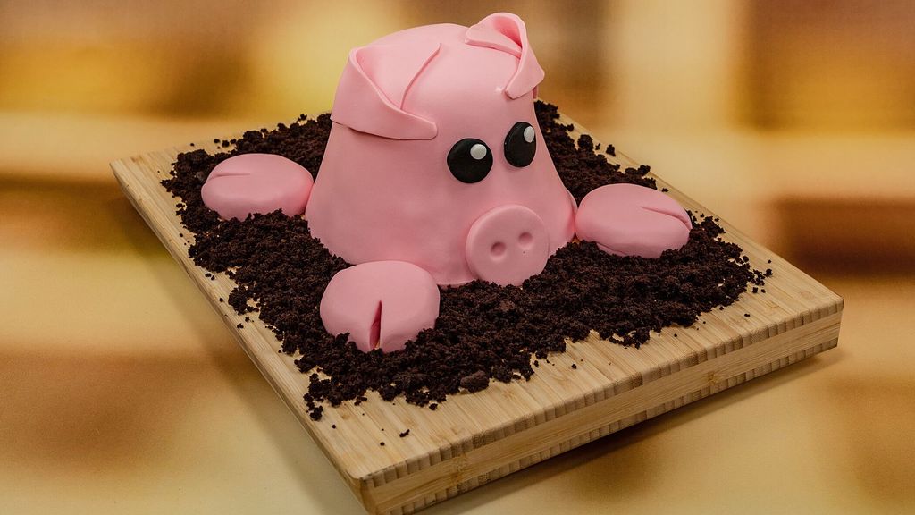 Schokoladige, vegane Schweinchen-Torte mit Passionsfrucht und Schoko ...