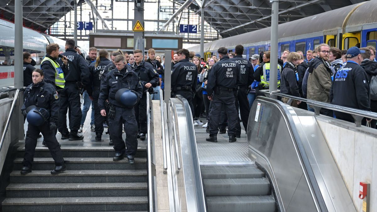24.05.2025, Fussball, DFB-Pokal, DFB-Finale, Saison 2024 2025, Fan-Stimmung vor der Partie VfB Stuttgart Arminia Bielefeld. Ankunft der Sonderzüge von Arminia Bielefeld am Ostbahnhof. xRHR-FOTO TKx...