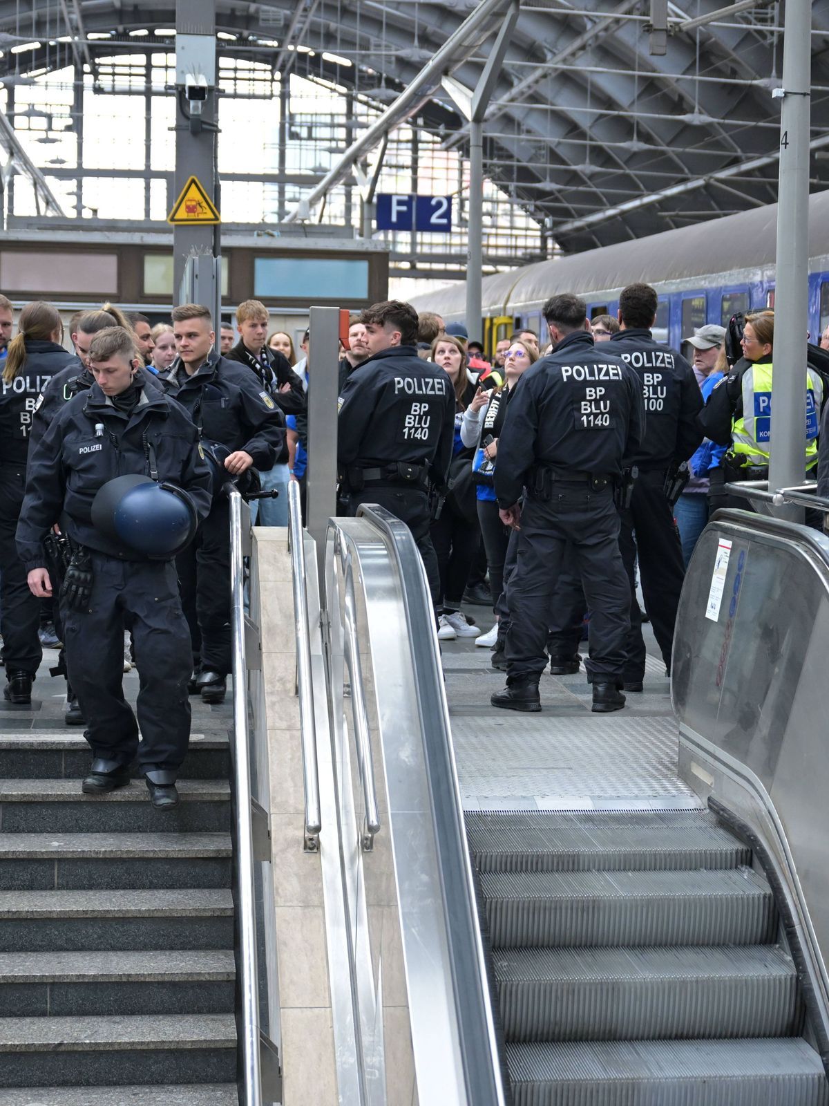 24.05.2025, Fussball, DFB-Pokal, DFB-Finale, Saison 2024 2025, Fan-Stimmung vor der Partie VfB Stuttgart Arminia Bielefeld. Ankunft der Sonderzüge von Arminia Bielefeld am Ostbahnhof. xRHR-FOTO TKx...