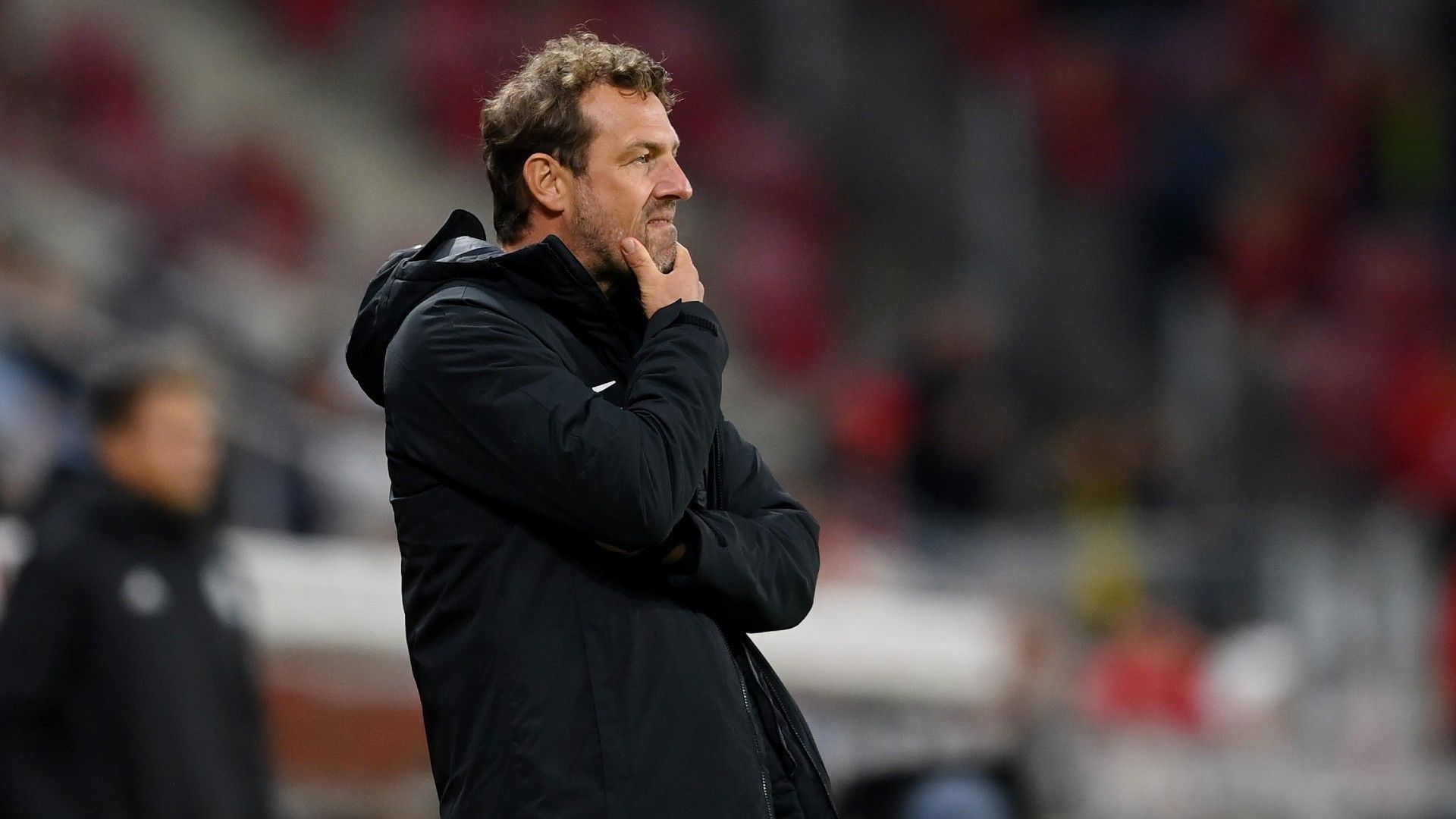 
                <strong>Verlierer: Markus Weinzierl und Stefan Reuter</strong><br>
                Für Trainer Markus Weinzierl und Manager Stefen Reuter vom FC Augsburg wird die Luft immer dünner. Gegen den FSV Mainz 05 setzte es im Freitagsspiel eine deutliche Niederlage. Bereits nach 26 Minuten stand es 3:0 für die Mainzer und die Moral beim FCA sank in den Keller. Mit gerade einmal sechs Punkten nach neun Spielen wird immer mehr deutlich, dass es in dieser Saison für die bayerischen Schwaben um den Abstieg geht. Auch innerhalb des Teams hagelt es immer mehr Kritik am Auftritt der Mannschaft: "Es spielt keine Rolle, mit welchem System wir spielen, wie der Trainer heißt oder wer spielt. Wir haben viel zu wenig Qualität", schimpfte Torwart Rafal Gikiewicz nach der Partie. 
              