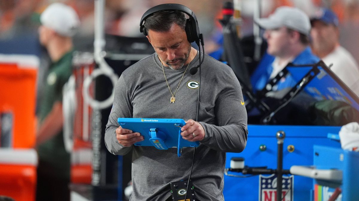 NFL, American Football Herren, USA Green Bay Packers at Denver Broncos Aug 18, 2024; Denver, Colorado, USA; Green Bay Packers linebackers coach Anthony Campanile looks at a tablet in the second hal...