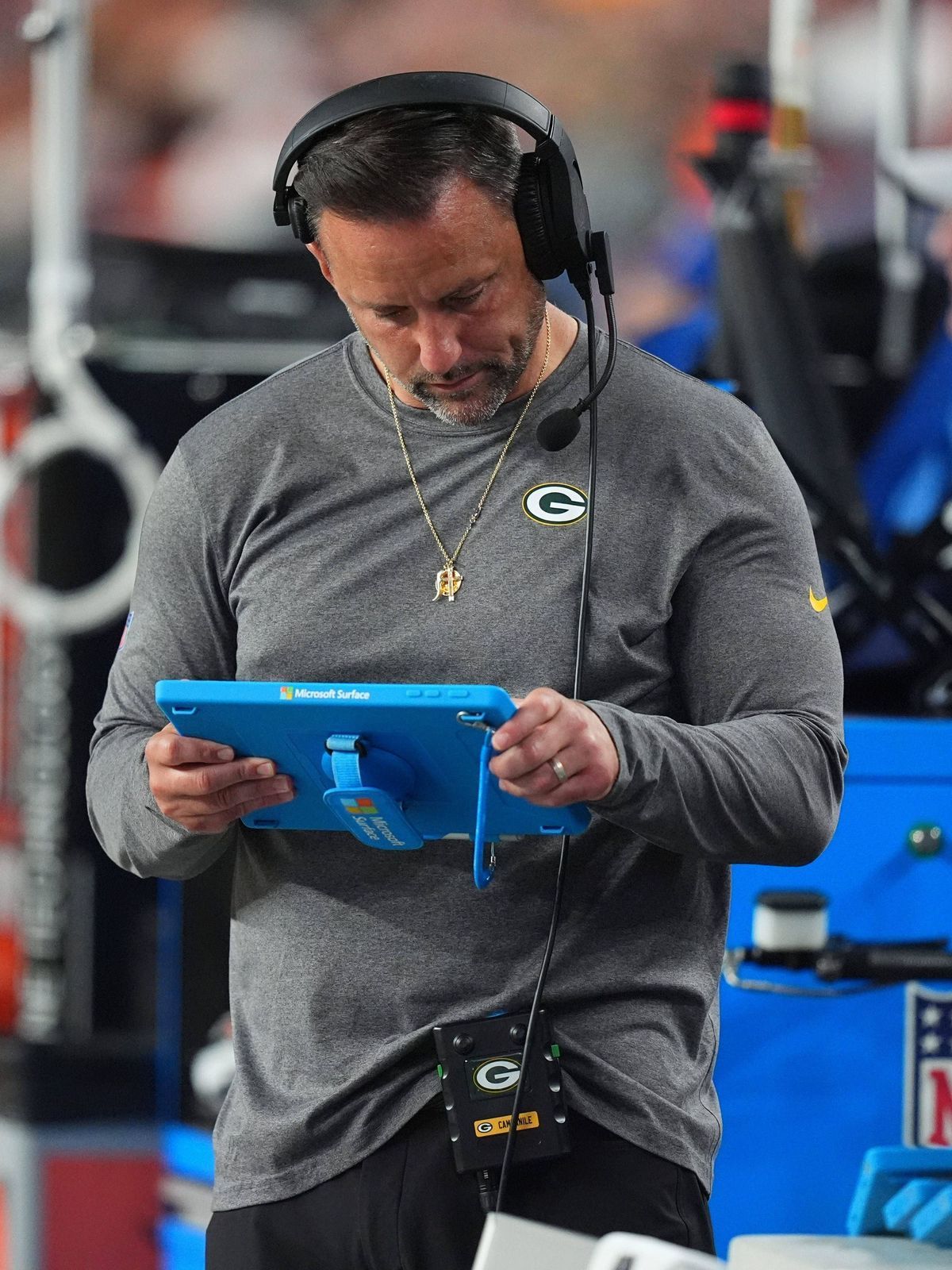 NFL, American Football Herren, USA Green Bay Packers at Denver Broncos Aug 18, 2024; Denver, Colorado, USA; Green Bay Packers linebackers coach Anthony Campanile looks at a tablet in the second hal...