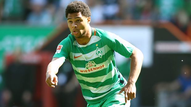 
                <strong>Mittelfeld - Serge Gnabry (SV Werder Bremen)</strong><br>
                Nach Lehrjahren beim FC Arsenal glänzt der Deutsch-Ivorer in seiner ersten Saison in der Bundesliga. Für Werder Bremen ist der mittlerweile zum Nationalspieler aufgestiegene Serge Gnabry eine mehr als willkommene Offensiv-Verstärkung. Nicht zuletzt die herausragenden Leistungen des 21-Jährigen sorgten dafür, dass die Hanseaten längst nichts mehr mit dem Abstieg zu tun haben. Vor allem auswärts war Gnabry mit zehn Treffern bislang ein Erfolgsgarant.
              