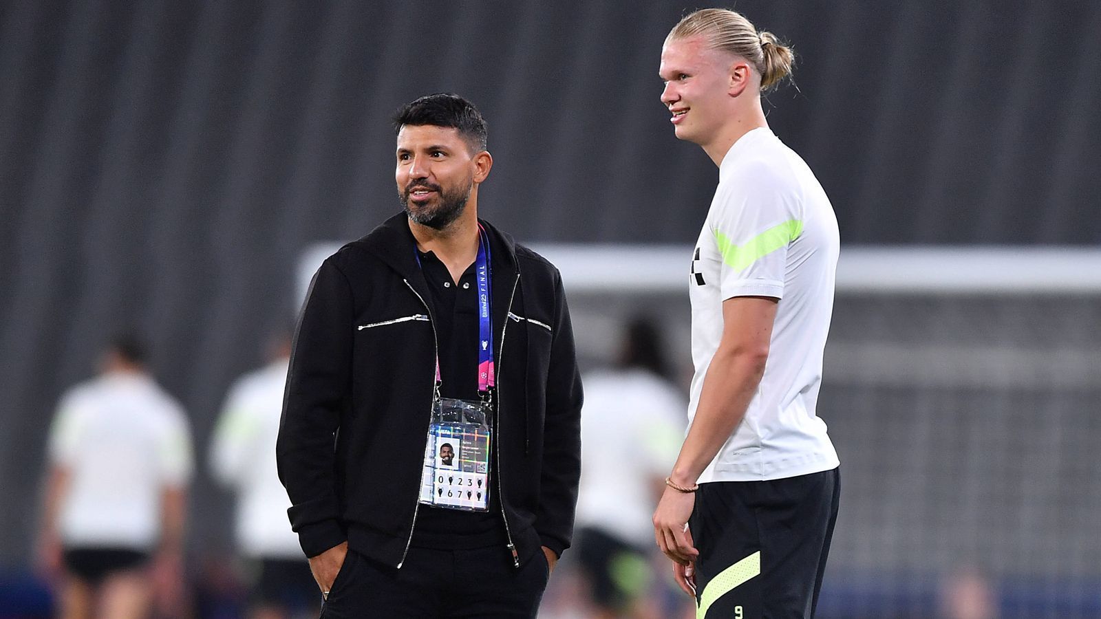 
                <strong>Als Maskottchen in Istanbul: Haaland trifft Vorgänger Agüero</strong><br>
                Schon am Tag vor dem Finale zwischen Manchester City und Inter Mailand gab es beim Abschlusstraining der Engländer prominenten Besuch. Der frühere City-Torjäger Sergio Agüero (li.) schaute bei Erling Haaland und Co. vorbei. Auch beim WM-Titel seines Heimatlandes Argentinien war der Ex-Profi immer ganz nahe dran und feierte nach dem Abpfiff auf dem Feld mit Kumpel Lionel Messi. Agüero musste seine Karriere im Dezember 2021 wegen anhaltender Herzprobleme beenden. Für Manchester City erzielte er zwischen 2011 und 2021 insgesamt 260 Pflichtspiel-Treffer und ist somit quasi der Vorgänger des jetzigen City-Torjägers Haaland (re.)
              