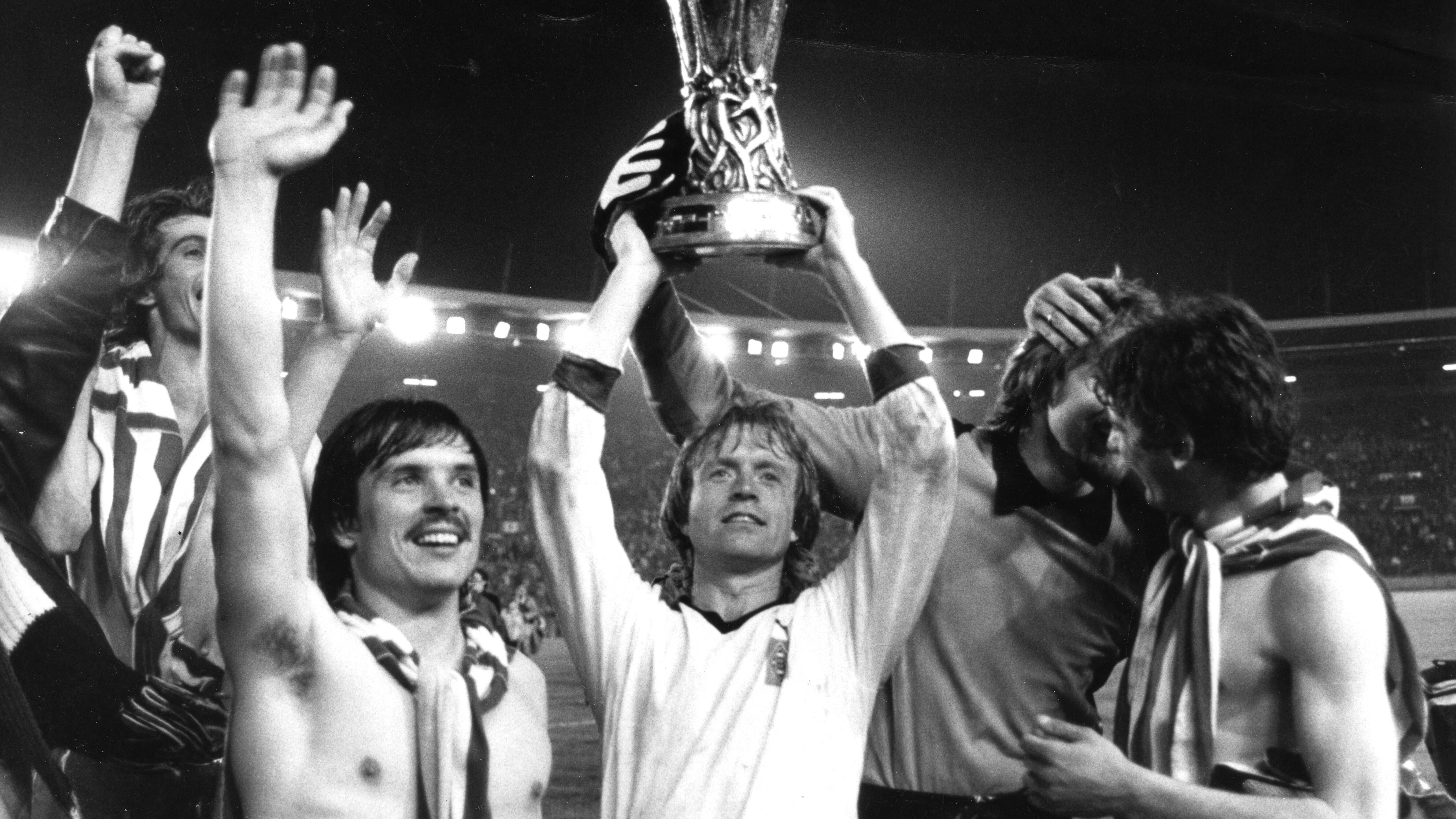 <strong>1978/79: Borussia Mönchengladbach - Roter Stern Belgrad</strong><br>Der zweite Sieg folgte ebenfalls in den 70ern. Doch diesmal war es deutlich knapper. Im Hinspiel trennten sich Belgrad und Gladbach noch 1:1 unentschieden. Das Rückspiel, erneut im Düsseldorfer Rheinstadion, entschieden Fohlen mit 1:0 für sich.