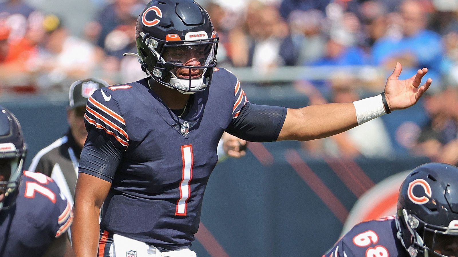 
                <strong>Justin Fields (Chicago Bears)</strong><br>
                Nächster Erfolg für Justin Fields und die Chicago Bears. Gegen die Las Vegas Raiders feierte der 22-Jährige in seinem dritten Spiel als Starter den zweiten Sieg. Die Bears-Defense hielt dem jungen Spielmacher dabei den Rücken frei und ließ nur neun Punkte zu, sodass es kein Offensivfeuerwerk von Fields brauchte. Er beendete die Partie mit 111 Passing Yards und einem Touchdown. Neben einigen schönen Pässen hatte er jedoch auch immer wieder Probleme bei der Entscheidungsfindung. Obwohl er nur zwölf von 20 Versuchen an den Mann brachte, konnte er die Bears letztlich dennoch zum Sieg führen. 
              