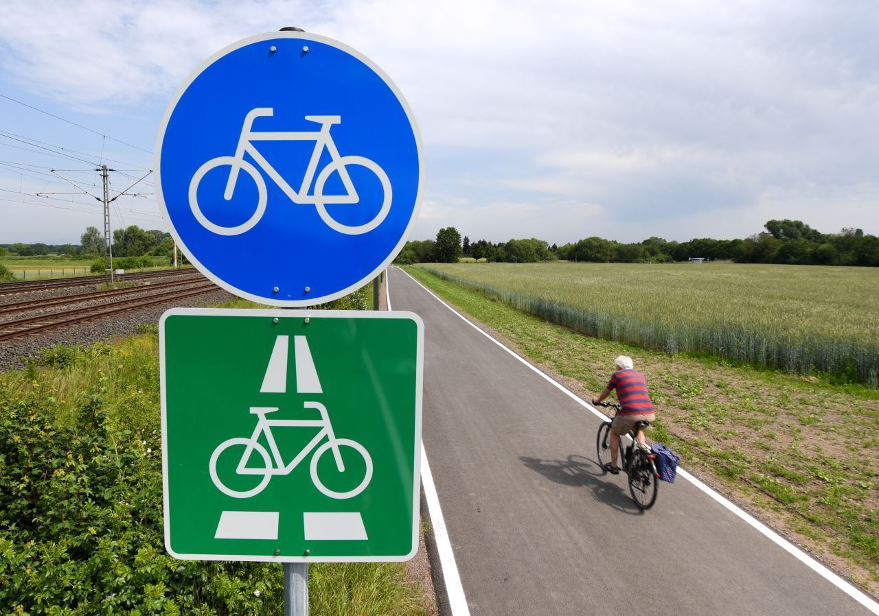 Neu: Das grüne Radschnellweg Verkehrsschild.