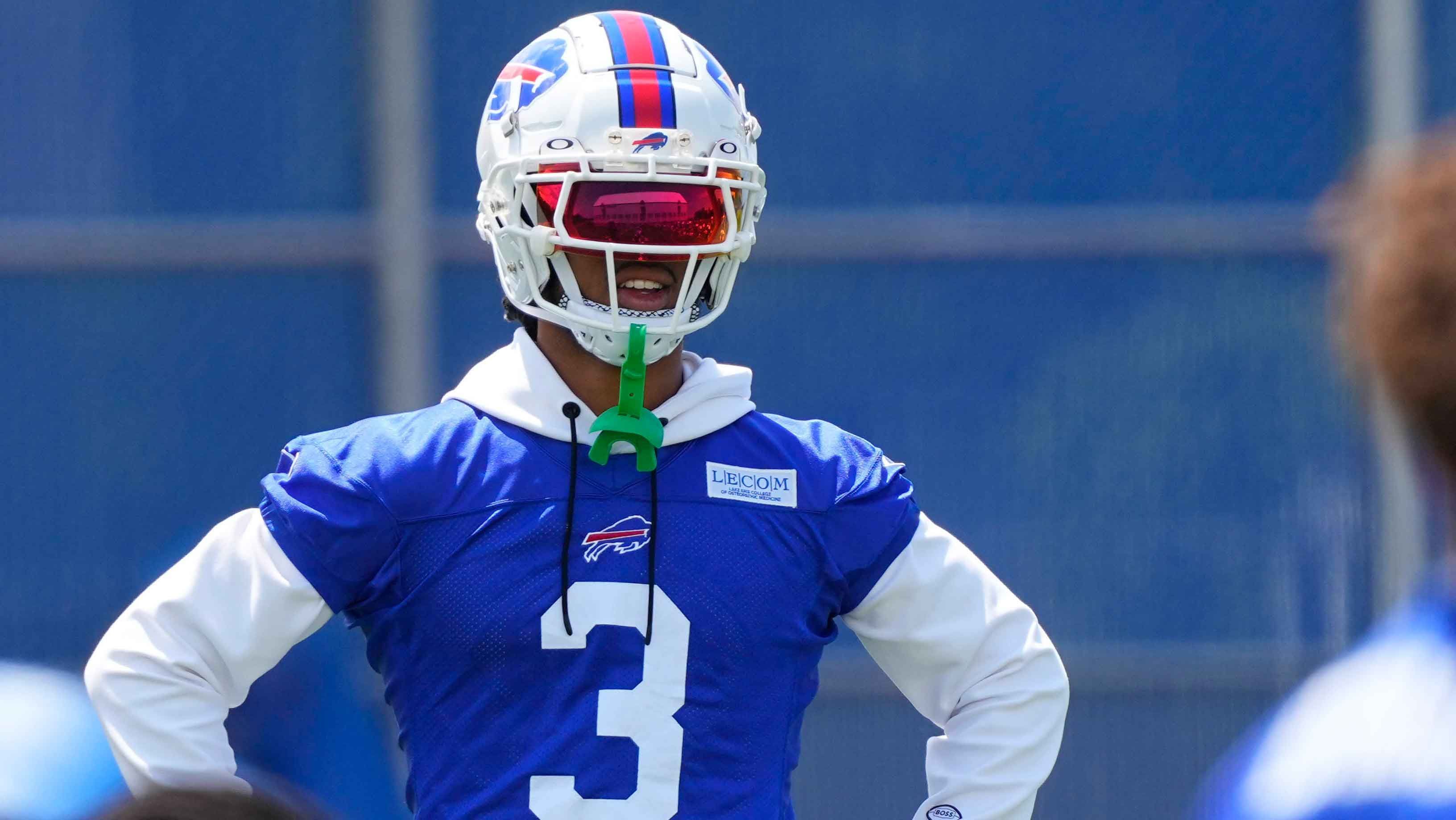 
                <strong>Platz 1: Damar Hamlin</strong><br>
                Quote: -300 (Man muss 300 Dollar riskieren, um 100 Dollar Reingewinn zu erzielen)Bei den Buchmachern ist Hamlin der klare Favorit auf den Comeback Player of the Year. Der Safety der Buffalo Bills war dem Tod nahe, als er in der vergangenen Saison beim Spiel gegen die Cincinnati Bengals zusammenbrach und wiederbelebt werden musste. Die gesamte NFL war unter Schock und erleichtert, als Hamlin aus dem künstlichen Koma erwachte. Mittlerweile hat sich die Nummer 3 der Bills zurückgekämpft und grünes Licht erhalten, seine Football-Karriere fortzusetzen.
              