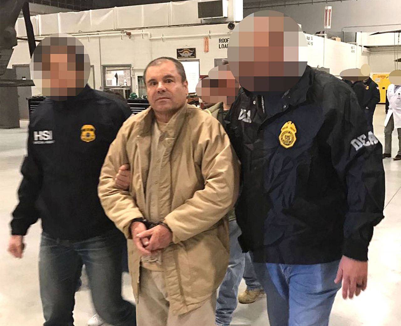Nachdem der Drogenboss El Chapo bereits zweimal aus einem mexikanischen Gefängnis entkommen war, wurde er nach seiner dritten Verhaftung im Januar 2017 von Mexiko an die USA ausgeliefert. Dort verurteilte ihn ein New Yorker Gericht im Juli 2019 zu einer lebenslangen Freiheitsstrafe.