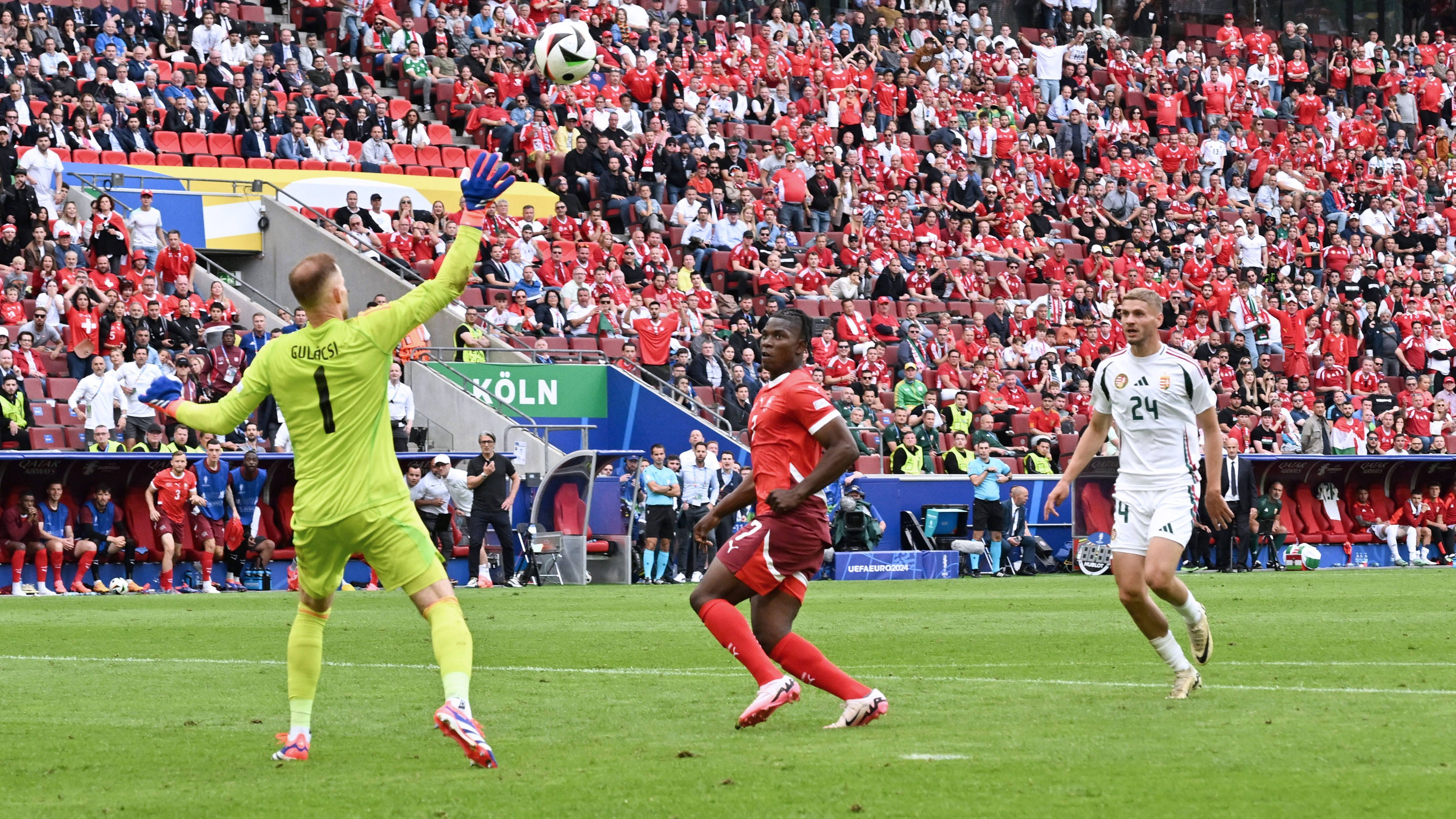 <strong>Der zweite EM-Tag in Bildern</strong><br>... denn der Ex-Bundesliga-Star Breel Embolo überlupft in der Nachspielzeit Ungarns Schlussmann Peter Gulasci und macht den perfekten Start der Eidgenossen perfekt.