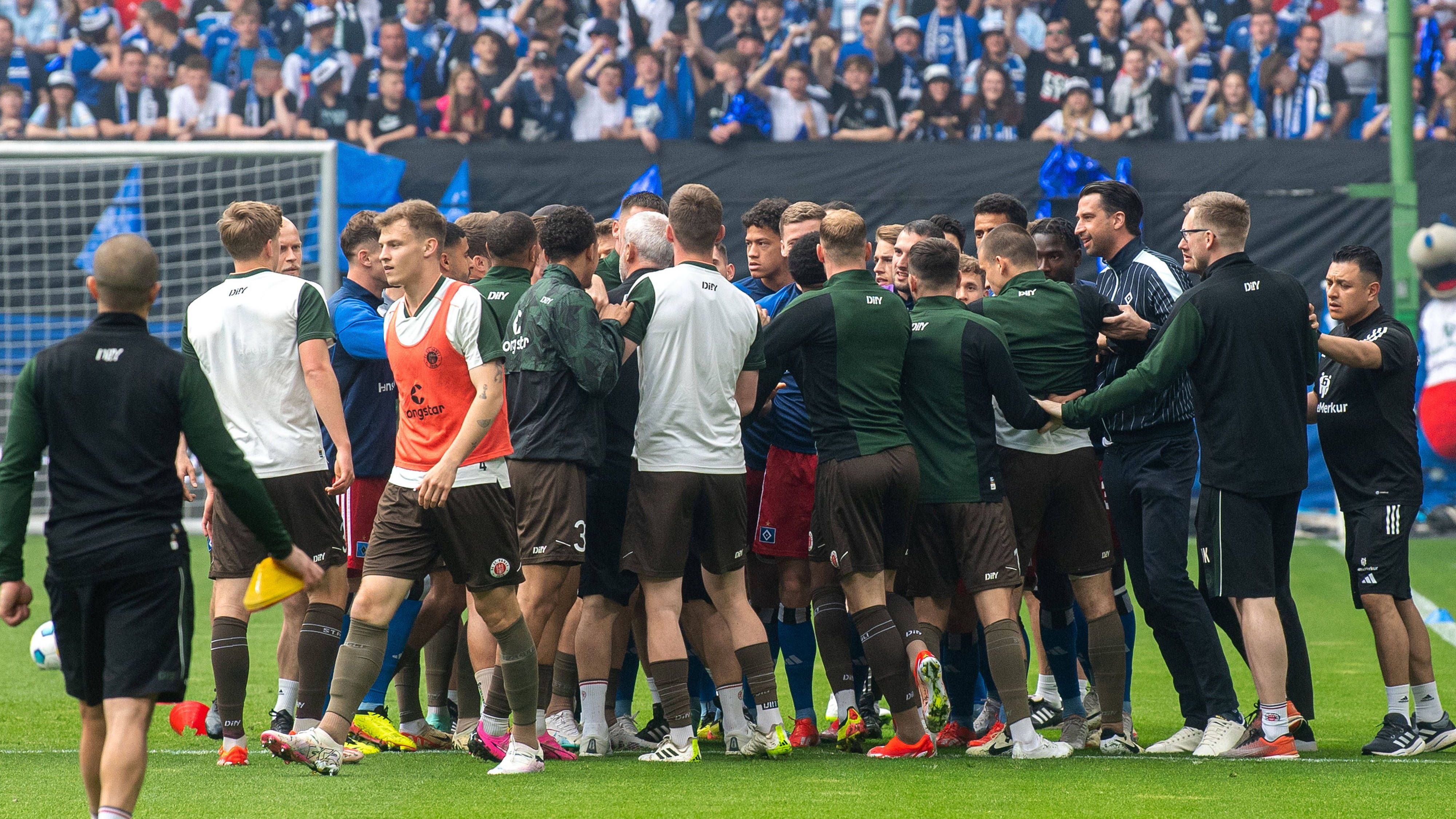 <strong>Krach unter den Stadtrivalen schon beim Warmmachen</strong><br>Die Emotionen unter den Spielern ging sogar schon beim Aufwärmen vor dem Derby erstmals hoch. Auf dem Platz kam es zu einer Auseinandersetzung zahlreicher Spieler und auch Funktionäre waren dabei mittendrin.