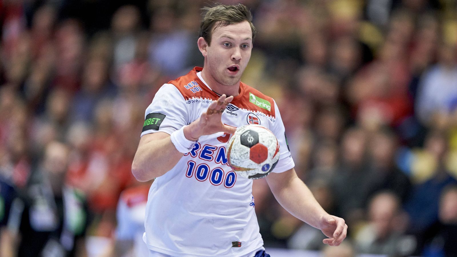 
                <strong>Der Top-Star von Norwegen: Sander Sagosen     </strong><br>
                Er ist erst 23 Jahre alt und dennoch der unumstrittene Anführer der norwegischen Nationalmannschaft. Bereits mit 18 Jahren gab der Spielmacher sein Länderspiel-Debüt. 2017 wechselte er zu den zahlungskräftigen Franzosen von Paris Saint-Germain. Sagosen verfügt über eine starke Übersicht und ein gutes Auge für die perfekte Torvorlage, sucht aber auch selber häufig den Abschluss und erzielte bei der laufenden WM bereits 38 Tore.
              