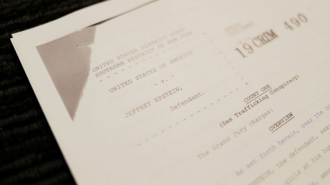 Die Anklageschrift des Southern District of New York gegen Jeffrey Epstein wegen sexuellen Menschenhandels mit Minderjährigen und Verschwörung zum sexuellen Menschenhandel mit Minderjährigen vom 8. Juli 2019
