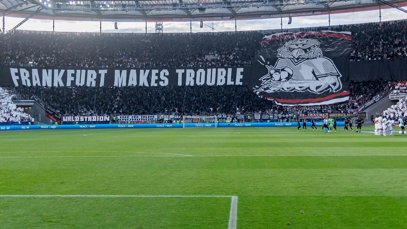 
                <strong>Heimspiel gegen Sporting Lissabon (7. September 2022)</strong><br>
                Auf der anderen Seite prangen die Worte "FRANKFURT MAKES TROUBLE". Typisch Eintracht. Und ein stimmungsvoller Einstand für die ganz große Fußball-Bühne.
              