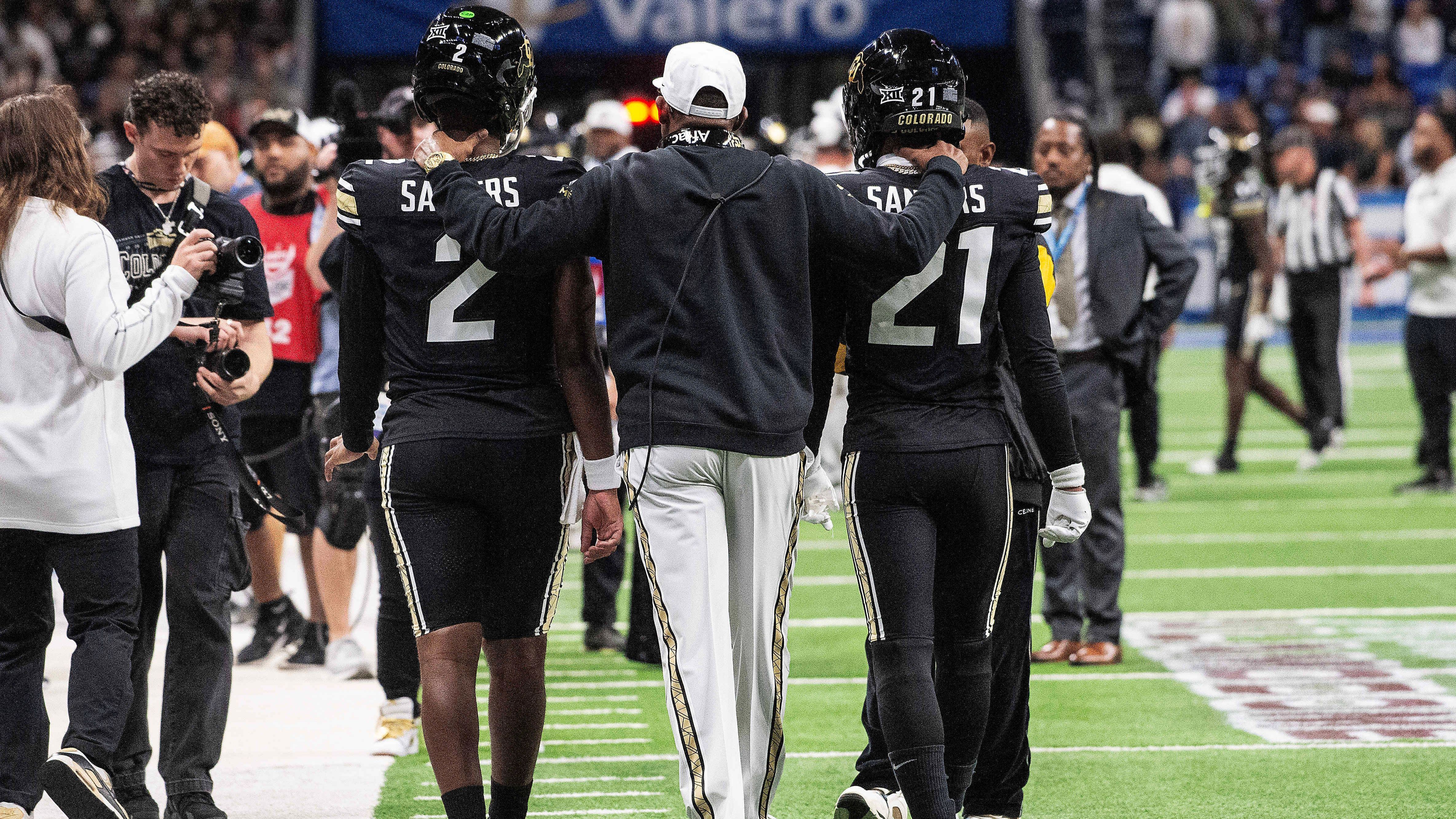 <strong>Shedeur (Quarterback, Cleveland Browns) und Shilo Sanders (Safety, Tampa Bay Buccaneers)</strong><br>Der 23-jährige Shedeur Sanders wurde lange als Erstrundenpick gehandelt - und fiel später tief. Wohl wegen seines schweren Erbes: Sein Vater, Deion Sanders, ist NFL-Legende, Pro Football Hall of Famer und zweimaliger Super-Bowl-Champion. Shedeur ist aber nicht der einzige Sanders in der Liga – sein älterer Bruder Shilo, 25 Jahre alt, unterschrieb als Safety bei den Tampa Bay Buccaneers.