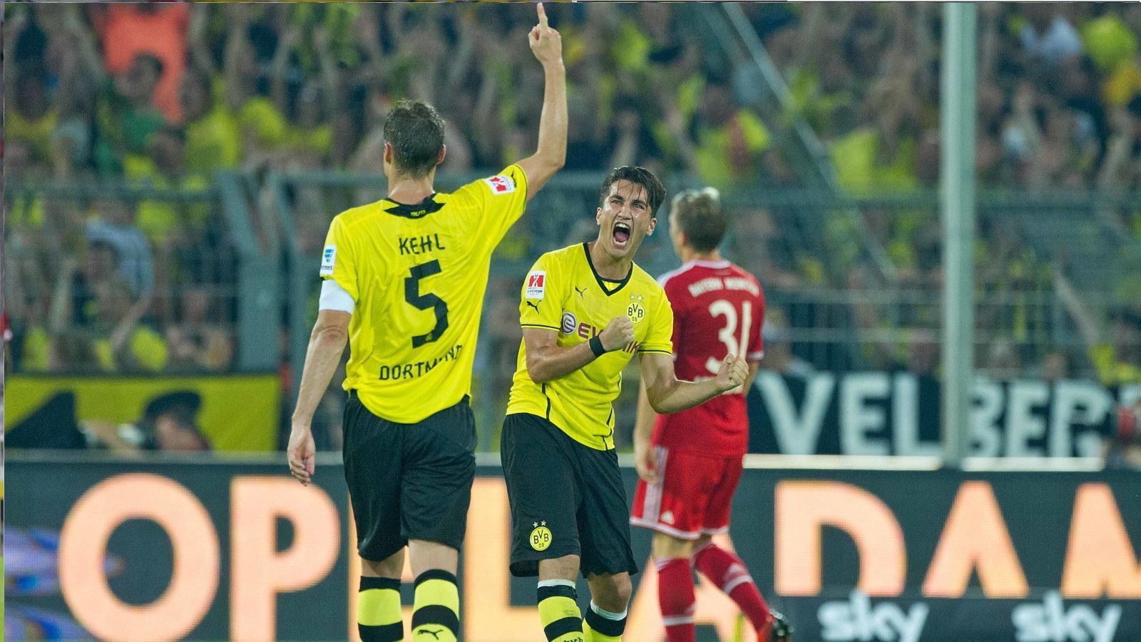 
                <strong>2013: Borussia Dortmund - FC Bayern München 4:2</strong><br>
                Es ist die kleine Revanche für die Schmach von Wembley. Der überragende Marco Reus trifft schon in der sechsten Minute zur Führung und setzt mit seinem Treffer zum 4:2 in der 86. Minute den Schlusspunkt. Balsam für die geschundenen Seelen im Signal-Iduna-Park. Erstmals seit dem Comeback des Supercups stemmt der BVB den Wanderpokal in die Höhe. 
              