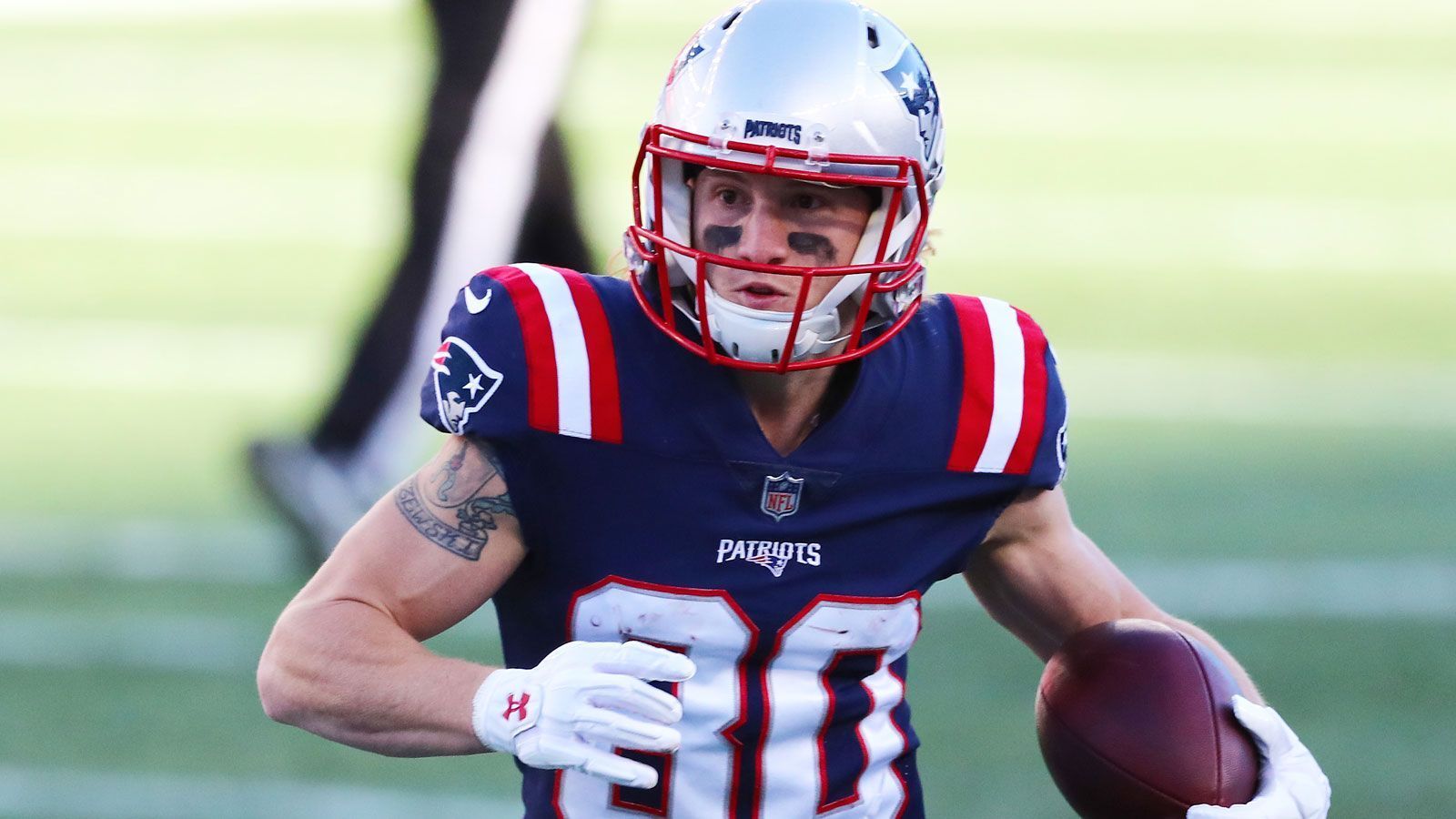 
                <strong>Gunner Olszewski</strong><br>
                Auch Gunner Olszewski kam 2019 als Undrafted Free Agent zu den New England Patriots und steht vor seinem letzten Vertragsjahr. Er bringt es als Receiver auf 96 Receiving Yards für einen Touchdown sowie 23 Rushing Yards in 21 Einsätzen. Dazu zählt er zum Special Team der Patriots, seine eigentliche Spezialität sind Punt- und Kickoff-Returns. Einen Punt trug Olszewski bereits zurück in die Endzone.
              