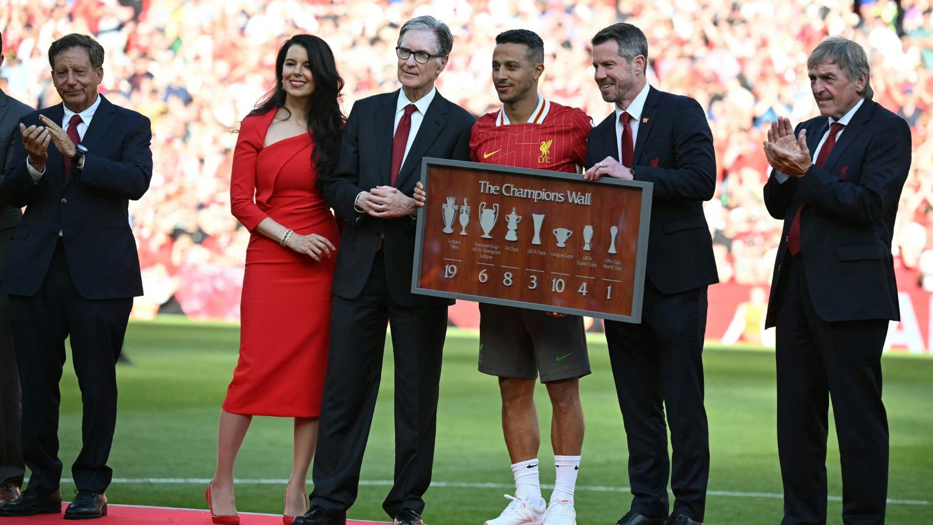 <strong>FC Liverpool&nbsp;(Abgänge)<br></strong>Und auch die Gegenseite ist schnell erzählt: In Thiago Alcantara verabschiedete sich ein technisch feiner Fußballer auf die Trainerbank, aufgrund seiner Verletzungsanfälligkeit war er in Liverpool ohnehin nur noch bedingt von Bedeutung. Der Vertrag des langjährigen Stammspielers Joel Matip wurde nicht verlängert, mit Fabio Carvalho lud man einen Transfer-Flop bei Brentford ab.