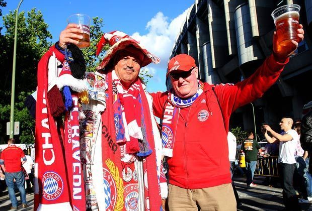 
                <strong>Real Madrid - Bayern München 1:0</strong><br>
                Bereitmachen für das große Champions-League-Duell: Zwei gut ausgerüstete Bayern-Fans stoßen vor dem Real-Stadion an.
              