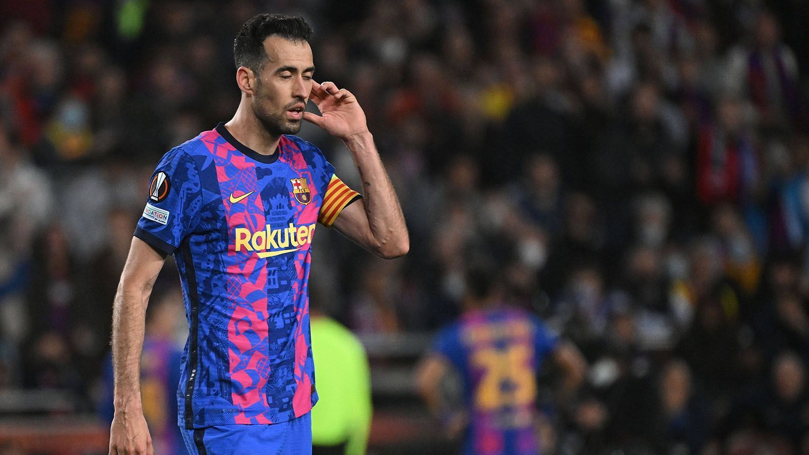 
                <strong>AS (Spanien) </strong><br>
                "Zu Hause versenkt. Barcelona verspielte die klarste Möglichkeit, einen Titel zu gewinnen und, was noch schlimmer ist, sich für die nächste Champions League zu qualifizieren. Der Misserfolg war nicht nur sportlicher Natur, was durchaus vorkommen kann, der schwerwiegendste war die institutionelle Schande, das Barca-Stadion in ein Waldstadion (Stadion von Eintracht Frankfurt, Anm. d. Red.) verwandelt zu sehen."
              