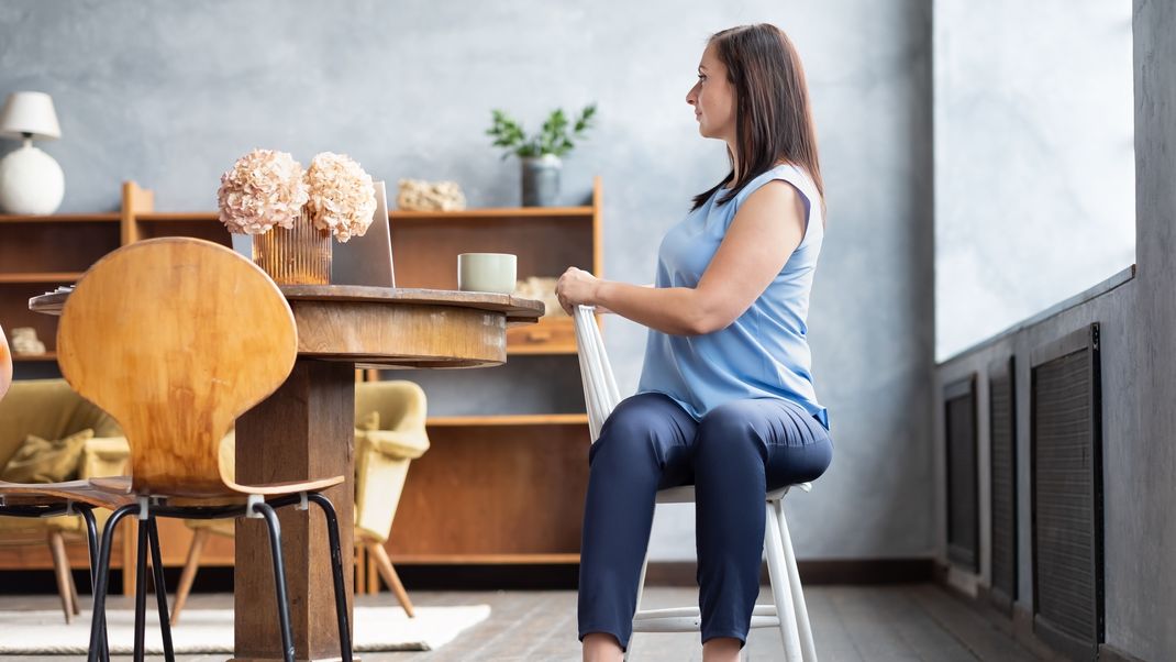 Körper und Geist danken dir eine kleine Auszeit im Büro. Probiere doch mal ein paar unserer Yoga-Übungen aus. 