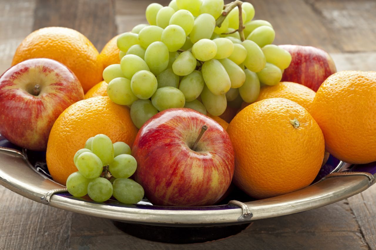 Eine ballaststoffreiche Ernährung sollte auch Obst enthalten. Besonders zu empfehlen sind Granatäpfel, Feigen oder auch Bananen.