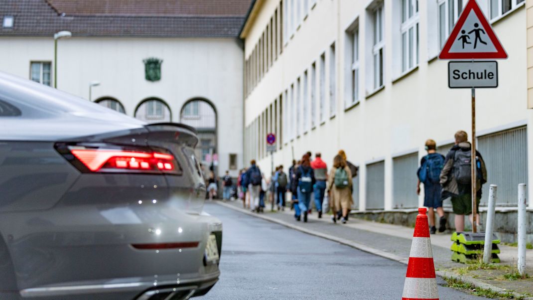 Eltern fahren im Schnitt mindestens dreimal pro Woche ihre Kinder mit dem Auto zur Schule. Als Gründe werden Zeitersparnis, schlechtes Wetter oder auch Bequemlichkeit angegeben.