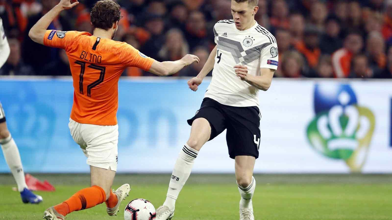 
                <strong>Matthias Ginter</strong><br>
                Über seine rechte Seite probieren es die Niederländer häufig. Der Gladbacher strahlt Ruhe am Ball aus und taucht schon mal im gegnerischen Strafraum auf. Beim 2:2 grätscht er vergebens nach der Kugel. ran-Note: 3
              