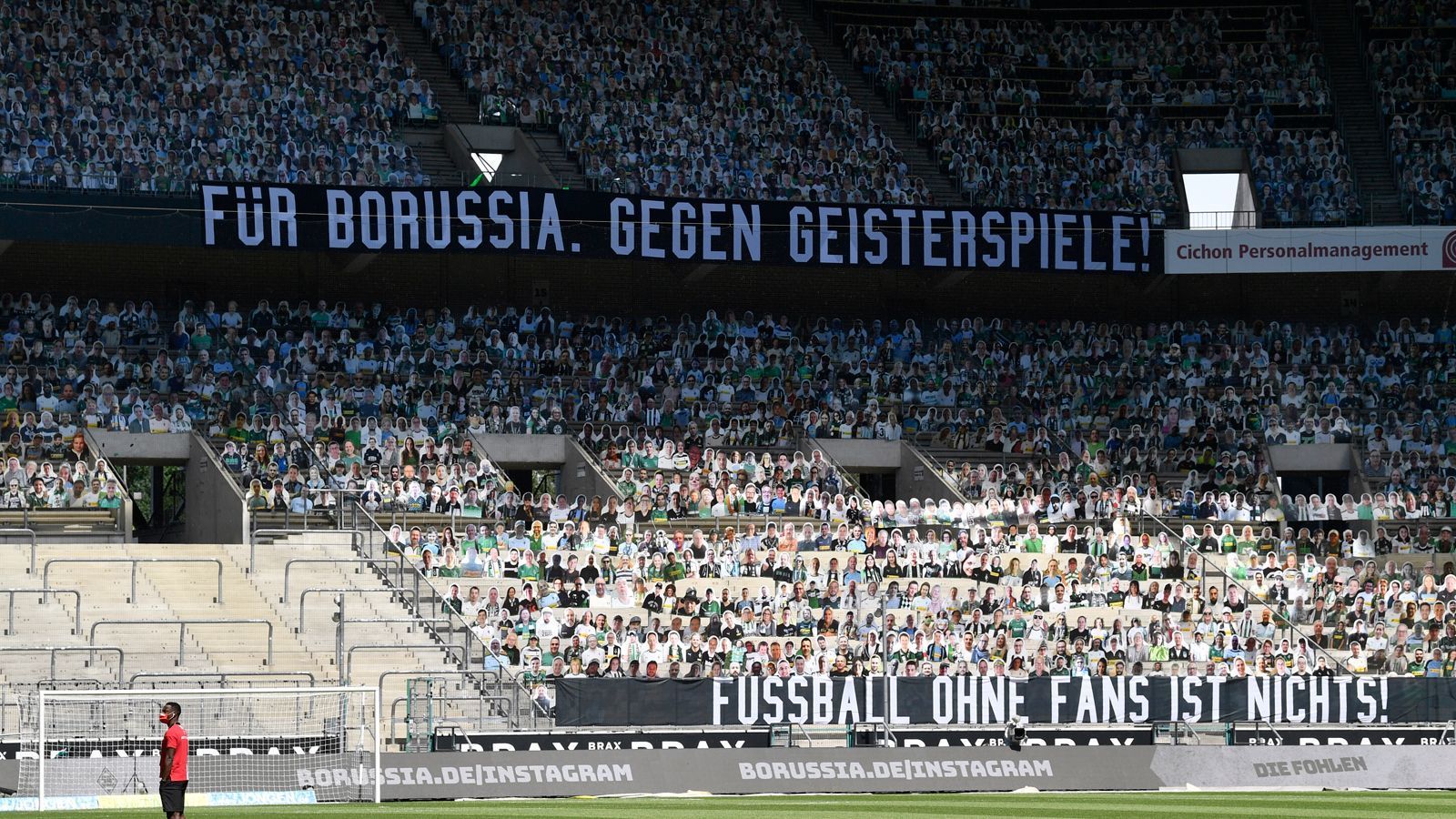 
                <strong>Die Fans</strong><br>
                Die Corona-Pandemie hat die Bundesliga natürlich nicht verschont und neben finanziellem Schaden bei den Klubs auch noch dafür gesorgt, dass die Saison ohne Fans zu Ende gespielt werden muss. Vom 26. Bundesliga-Spieltag an waren Geisterspiele die einzige Möglichkeit, um die Spielzeit überhaupt zu einem sportlichen Ende zu bringen. Dafür entwarf die DFL ein Hygiene-Konzept, um von der Politik die Erlaubnis für eine Fortsetzung der Bundesliga-Saison zu erhalten. Der Ball ist also wieder gerollt - die Fans aber mussten draußen bleiben. 
              