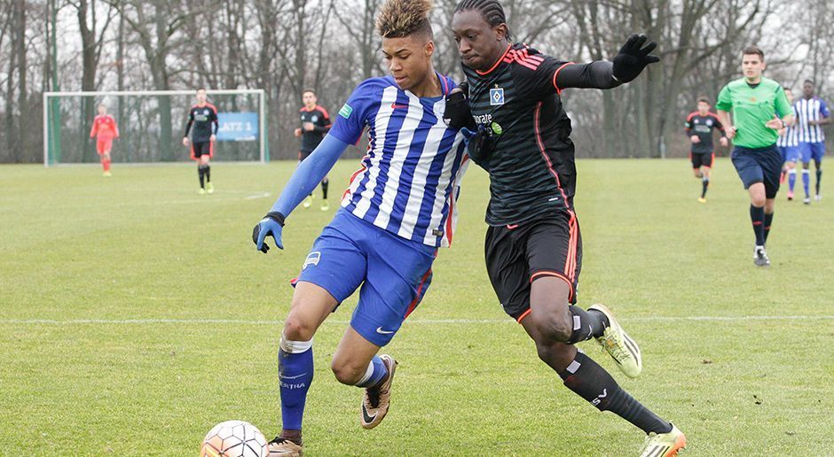 
                <strong>U19-Bundesliga Nord/Nordost</strong><br>
                Nur noch drei Partien stehen für die Teams in der Nord/Nordost-Staffel der A-Junioren aus. Es scheint auf einen Zweikampf zwischen Hertha BSC (im Bild li.) und dem HSV (re.) hinauszulaufen. Der HSV führt die Tabelle mit einem Punkt Vorsprung an, die Berliner haben zuletzt mit einem 8:1-Kantersieg gegen Holstein Kiel aufhorchen lassen. Noch einmal richtig Spannung in den Meisterschaftskampf bringen kann aber auch Werder Bremen. Die Bremer liegen mit vier Punkten Rückstand auf Platz drei, haben an den letzten beiden Spieltagen die beiden anderen Top-Teams im direkten Duell vor der Brust.
              