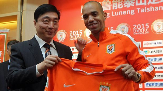 
                <strong>Diego Tardelli</strong><br>
                Diego Tardelli (Shandong Luneng Taishan): Und noch ein Brasilianer, der in China auf Torejagd geht! Anfang 2015 wechselt der Nationalspieler für eine angebliche Ablösesumme von 5,5 Millionen Euro nach Asien. In seiner Premiere-Saison in China erzielt er immerhin sechs Treffer und hatte damit einen ordentlichen Anteil am dritten Platz in der Tabelle.
              