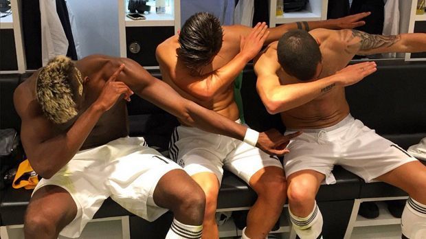 
                <strong>Juventus Turin </strong><br>
                ... und lässt mittlerweile sein ganzes Team "dabben". Nahezu jeder Spieler von Juventus Turin hat mit dem Dab-King schon ein kleines Tänzchen eingelegt.
              