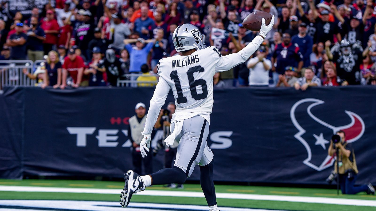 
                <strong>Tyrell Williams (Las Vegas Raiders)</strong><br>
                Die Las Vegas Raiders haben Wide Receiver Tyrell Williams auf die Injured Reserve Liste gesetzt. Das hat Adam Yates von "ESPN" bekanntgegeben. Williams hatte sich im Training einen Labrum-Riss in der Schulter zugezogen und wollte die Saison eigentlich auch trotz der Schmerzen unbedingt spielen. Durch seinen Ausfall wächst nun der Druck auf First-Round-Pick Henry Ruggs, in den die Raiders große Hoffnungen setzen. Williams fing in 14 Spielen in der vergangenen Saison 42 Bälle für 651 Yards und sechs Touchdowns.
              
