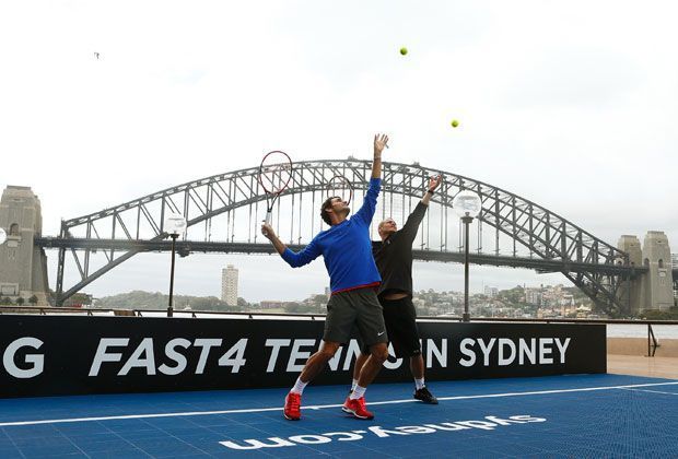
                <strong>Wasser-Tennis mit Roger Federer und Lleyton Hewitt</strong><br>
                Ein paar Ballwechsel wurden direkt vor der Oper in Sydney natürlich auch gespielt.
              