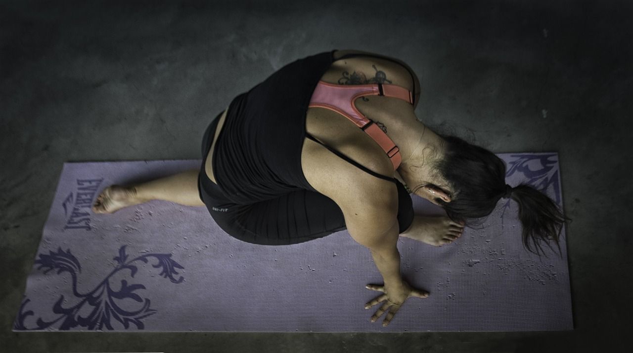 Yoga sorgt für eine definierte Körpermitte und entspannt gleichzeitig den Geist – die perfekten Anti-Stress-Übungen für eine schlanke Taille.