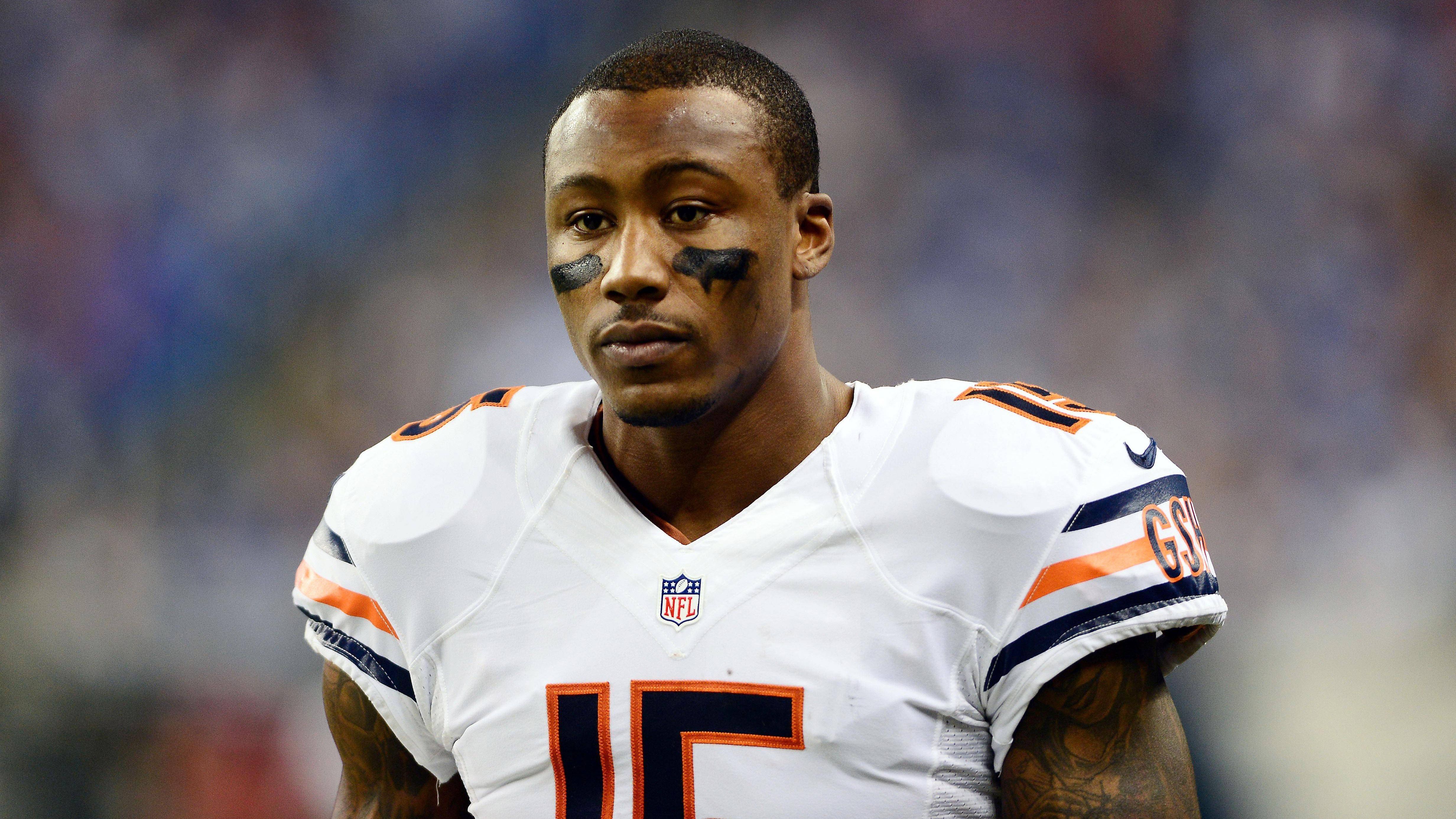 
                <strong>Brandon Marshall (von Miami Dolphins zu Chicago Bears) </strong><br>
                2012 vereinten die Chicago Bears ihren Quarterback Jay Cutler wieder mit Brandon Marshall, den er noch aus seiner Zeit bei den Denver Broncos kannte. Für den Wide Receiver gab Chicago zwei Drittrundenpicks in den Drafts 2012 und 2013 an die Miami Dolphins, bei denen Marshall zwei Jahre zuvor gespielt hatte. Er blieb bis 2014 in der "Windy City" und konnte zwei Pro Bowl- und eine All-Pro-Nominierung einfahren. Nach Chicago folgten noch Stationen bei den Jets, Giants und Seahawks. Zuletzt spielte der Passempfänger in der Saison 2018. In dreizehn NFL-Spielzeiten stehen acht davon mit über 1.000 Receiving Yards zu Buche.
              