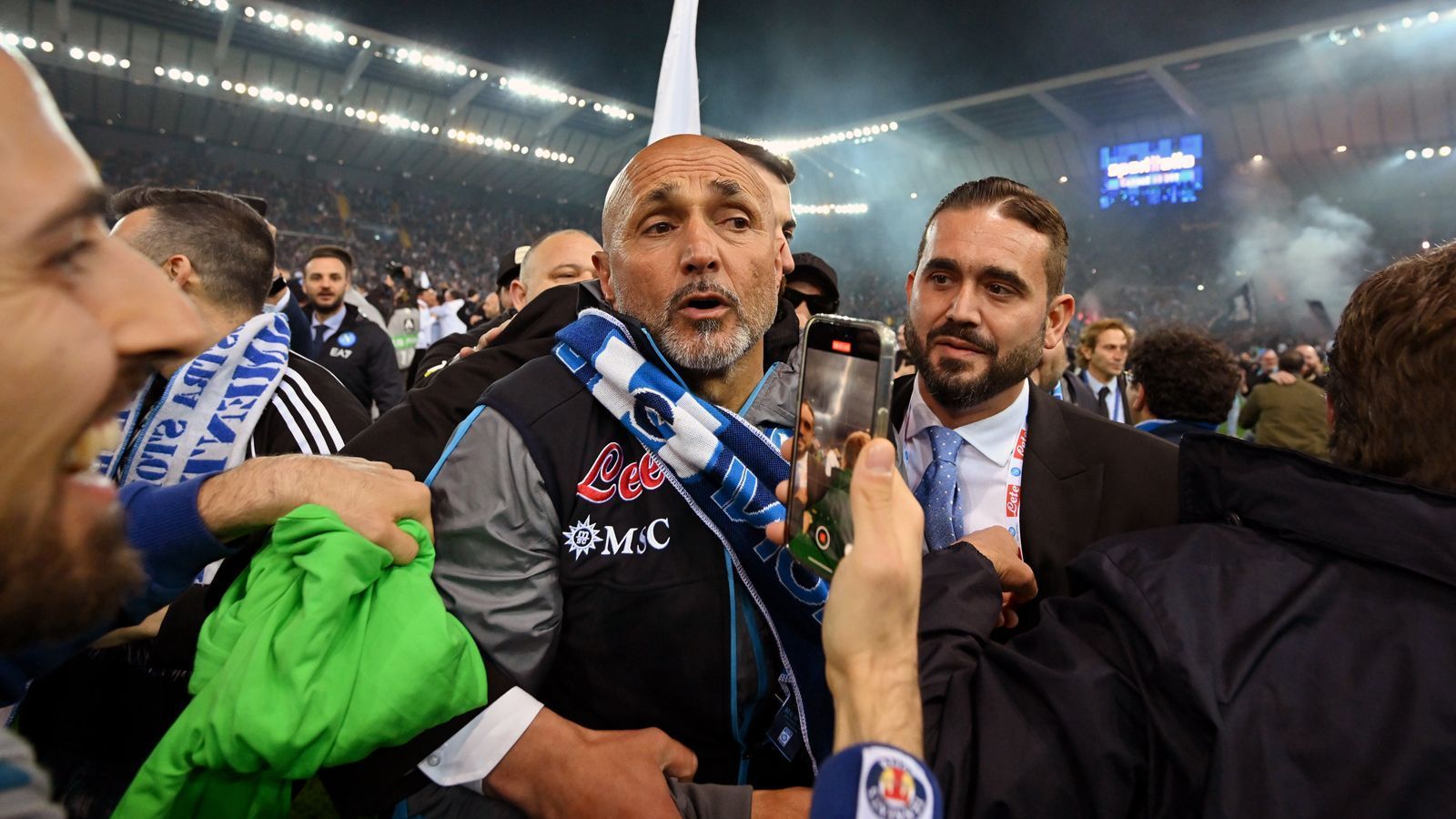 
                <strong>Luciano Spalletti: Der Vater des Erfolges</strong><br>
                Auch Meistertrainer Luciano Spalletti war ebenfalls direkt nach dem Schlusspfiff von begeisterten Fans umringt. Für den 64-Jährigen ist es der erste Meistertitel in der Serie A. Zuvor wurde er aber schon zwei Mal mit Zenit St. Petersburg russischer Meister. 
              