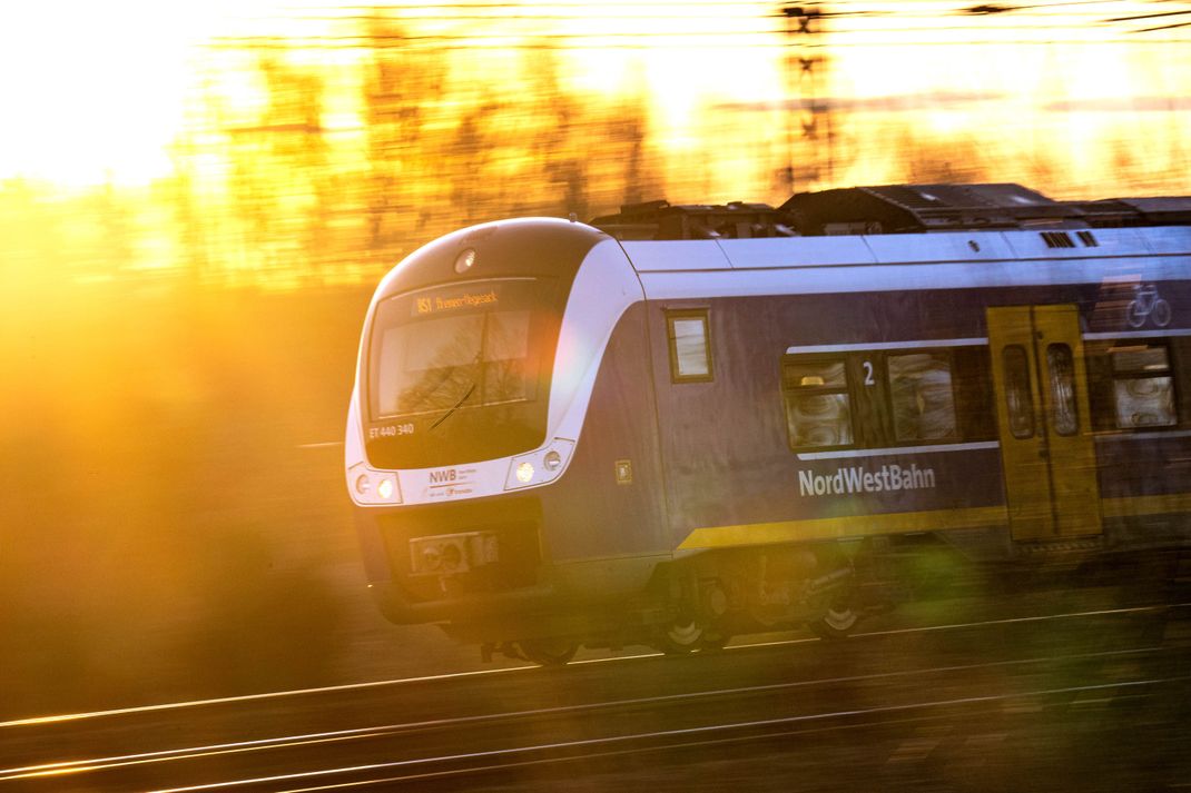 Fällt bei großer Hitze die Klimaanlage im Zug aus, haben Fahrgäste mehrere Möglichkeiten, dagegen vorzugehen. (Symbolbild)
