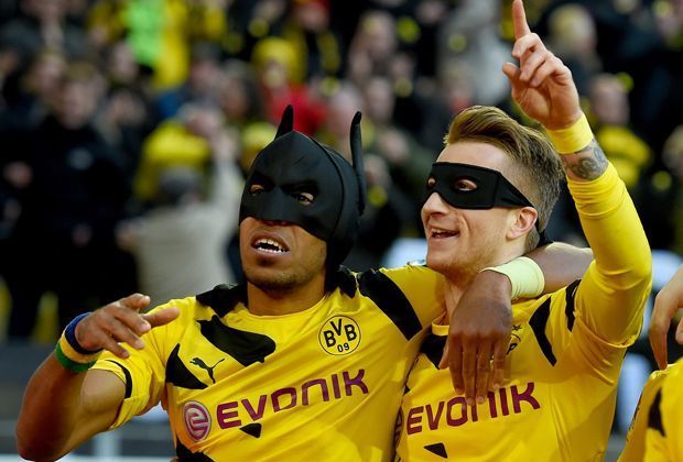 
                <strong>Batman Auba und Robin Reus</strong><br>
                Es ist die Szene des Revierderbys: Pierre-Emerick Aubameyang (l.) und Marco Reus (r.) bejubeln à la Batman und Robin Aubameyangs 1:0. Aber es ist nicht das einzig Erwähnenswerte bei diesem 146. Duell zwischen Schalke und Dortmund.
              