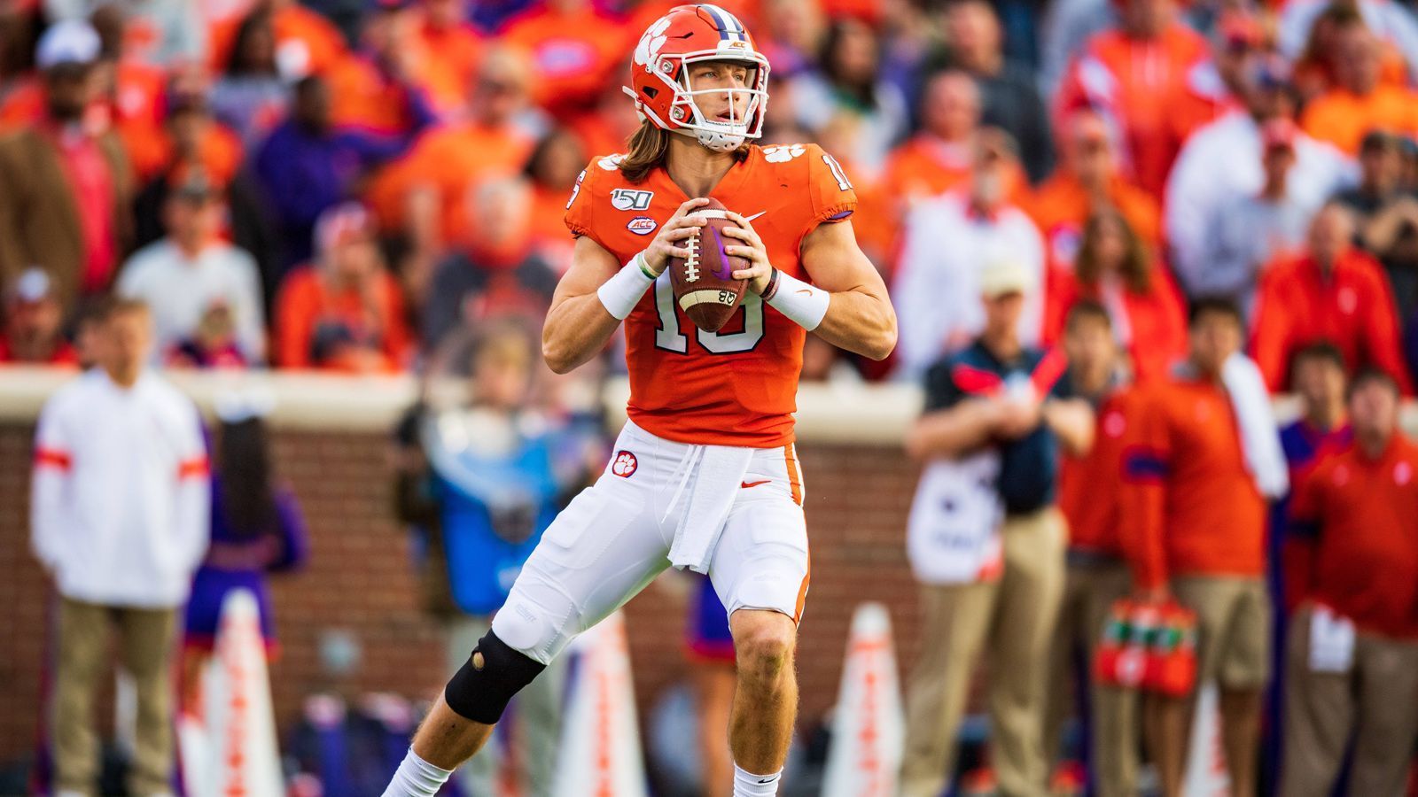 
                <strong>Clemson Tigers - Trevor Lawrence (Quarterback) </strong><br>
                Trevor Lawrence stieg vergangene Saison zum Star auf. Gleich in seinem ersten College-Jahr - als sogenannter Freshman - startete er im Endspiel um die nationale College-Meisterschaft und führte sein Team zum Titel. Dies gelang seit 1985 keinem Quarterback mehr. Damals war es Jamelle Holieway, der den verletzten Troy Aikman ersetzte. Der 20 Jahre alte Lawrence wird bereits mit NFL-Legende Peyton Manning verglichen. Plötzlich landesweit im Fokus stehend, litt der 1,98 Meter große Passgeber zu Saisonbeginn allerdings unter Leistungsschwankungen. In den ersten drei Saisonspielen warf er genauso viele Interceptions wie Touchdownpässe (jeweils 5). Doch das ist Vergangenheit: Mit 68,8 Prozent angekommener Pässe, 34 Touchdown-Pässen bei 8 Interceptions präsentiert er sich längst wieder in Top-Form. Die NFL-Teams müssen sich allerdings noch gedulden: Erst 2021 darf sich Lawrence zum Draft anmelden.
              