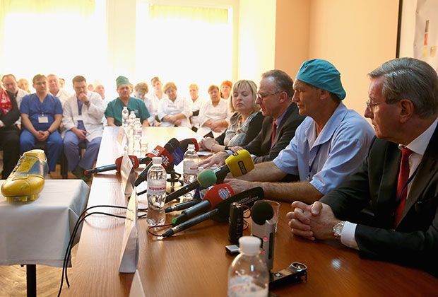 
                <strong>FC Bayern in der Ukraine: Hilfe für Krankenhaus</strong><br>
                Tue Gutes und rede darüber: Eine gemeinsame Pressekonferenz, mit den Vertretern des FC Bayern und dem leitenden Klinik-Personal gehört natürlich auch dazu. Und schließlich gab es auch für die Ärzte noch eine Überraschung ...
              