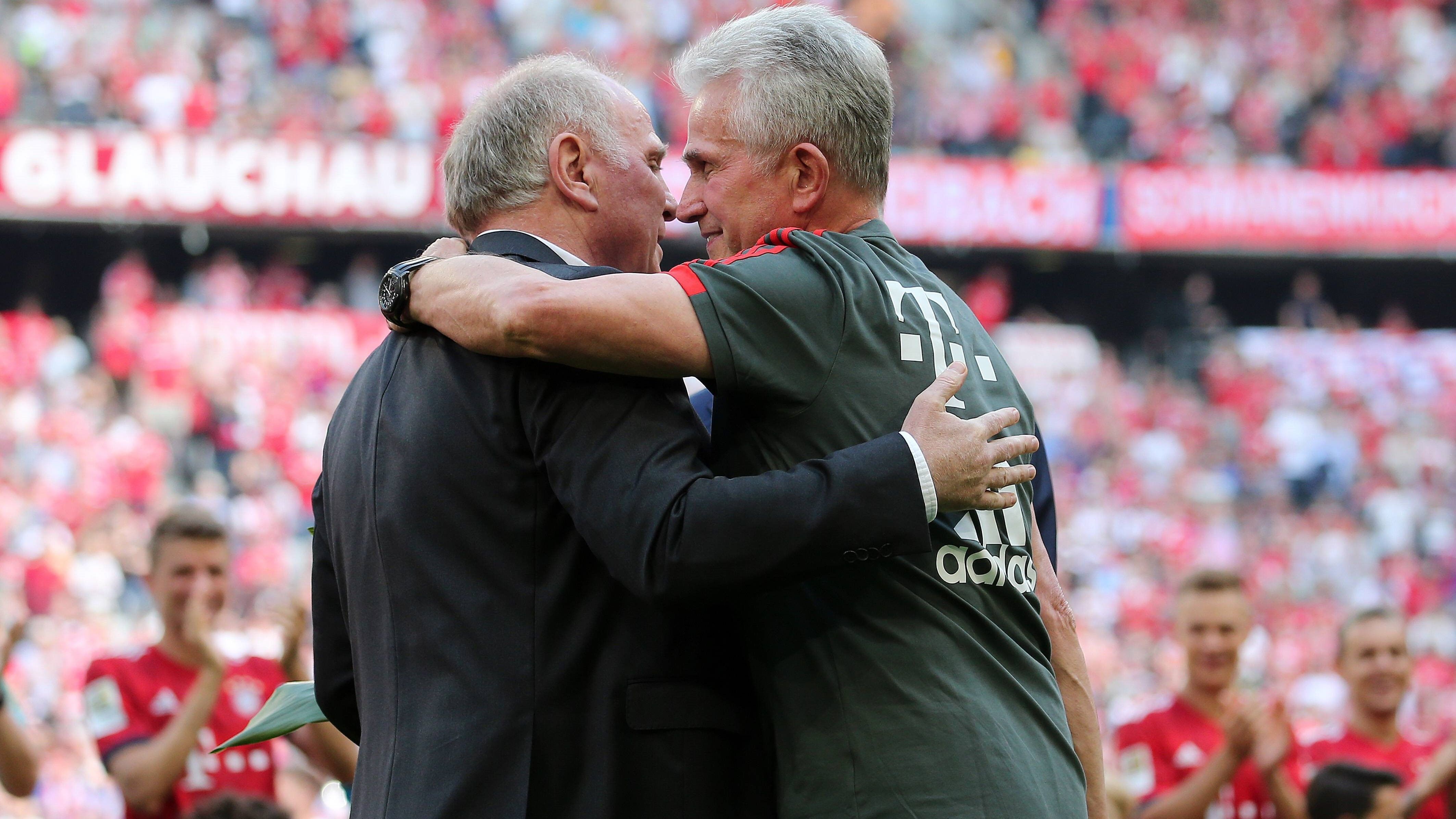 
                <strong>Saison 2017/2018 - Titel Nummer sechs</strong><br>
                Heynckes schlug nicht nur bei seiner Mannschaft klare Töne an, sondern auch bei Hoeneß: Die spontane Rettung ist ein Freundschaftsdienst, danach ist Schluss. Der Präsident hatte also genug Zeit, sich um einen Nachfolger zu kümmern. Nur wollte Hoeneß bis zum allerletzten Moment nicht von der Idee mit Heynckes als Trainer ablassen, und so wurde es doch noch mal eng für die Bayern. Sie kamen für die Planung der nächsten Saison mehr in Verlegenheit als nötig gewesen wäre.
              