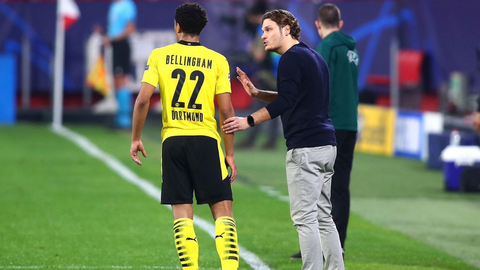 
                <strong>Jude Bellingham</strong><br>
                Bei der Entstehung des Gegentors zum 0:1 positioniert er sich schlecht. Insgesamt ist Bellingham über weite Strecken des Spiels einer der unauffälligsten Spieler von Dortmund. Er bringt die Pässe meist zuverlässig an, entwickelt dabei aber wenig Ideen. ran-Note: 3
              