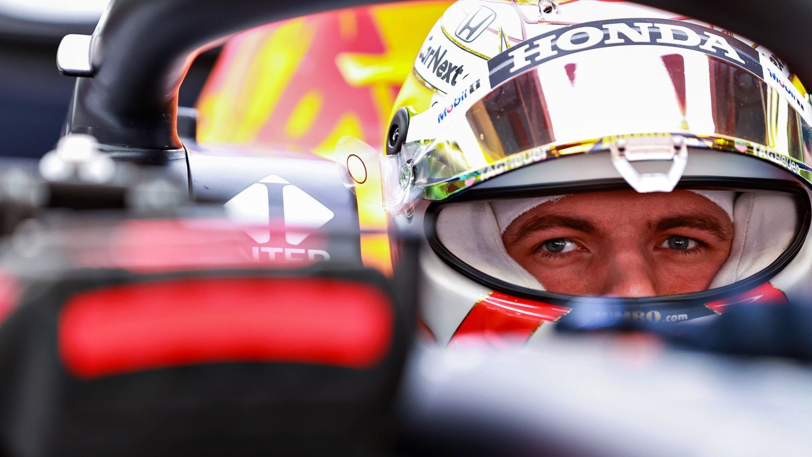 
                <strong>Verstappen ist sehr nah dran</strong><br>
                Doch trotz der Mercedes-Hamilton-Dominanz: Die ersten vier Rennen haben gezeigt, dass die zuvor erwähnte "Wachablösung" nicht mehr allzu weit entfernt sein dürfte. "Verstappen ist die Zukunft", titelte die "AS" nach dem GP von Spanien. Der 23-jährige Niederländer, der reifer wirkt als in den vergangenen Saisons, ist vor allem der einzig ernstzunehmende Konkurrent Hamiltons im Kampf um den WM-Titel. ran racing-Experte Christian Danner sprach bei "RTL" von einem "Duell zweier Ausnahmekönner auf Augenhöhe". Ein Duell, das F1-Fans 2021 - und darüber hinaus - noch viel Freude bereiten dürfte.
              