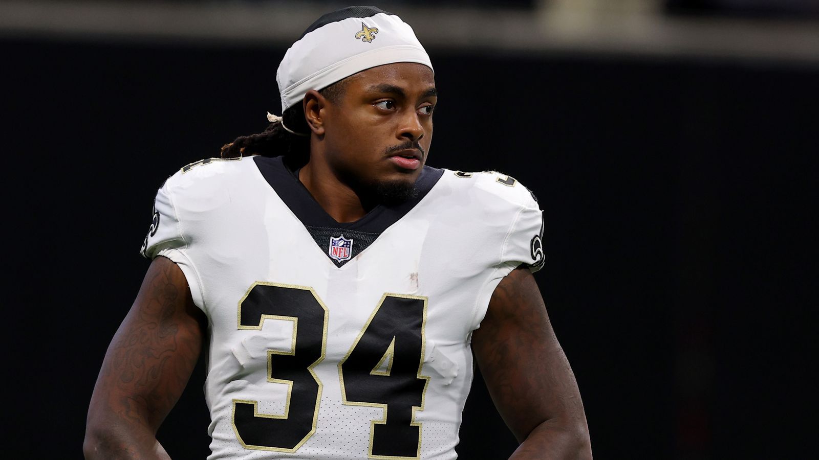 <strong>Tony Jones Jr. (New Orleans Saints)</strong><br>Wer? Alvin Kamara ist noch gesperrt und Jamaal Williams fällt erstmal mit einer Oberschenkelverletzung aus. Bedeutet: Jones muss ran, der eigentlich nur für das Practice Squad der Saints angedacht war. Beim 20:17 über die Panthers lieferte er bereits zwei Touchdowns! Die Saints dürfen ihn noch einmal einsetzen, ehe sie ihm einen richtigen Vertrag anbieten müssten. Das wäre eine faustdicke Überraschung!