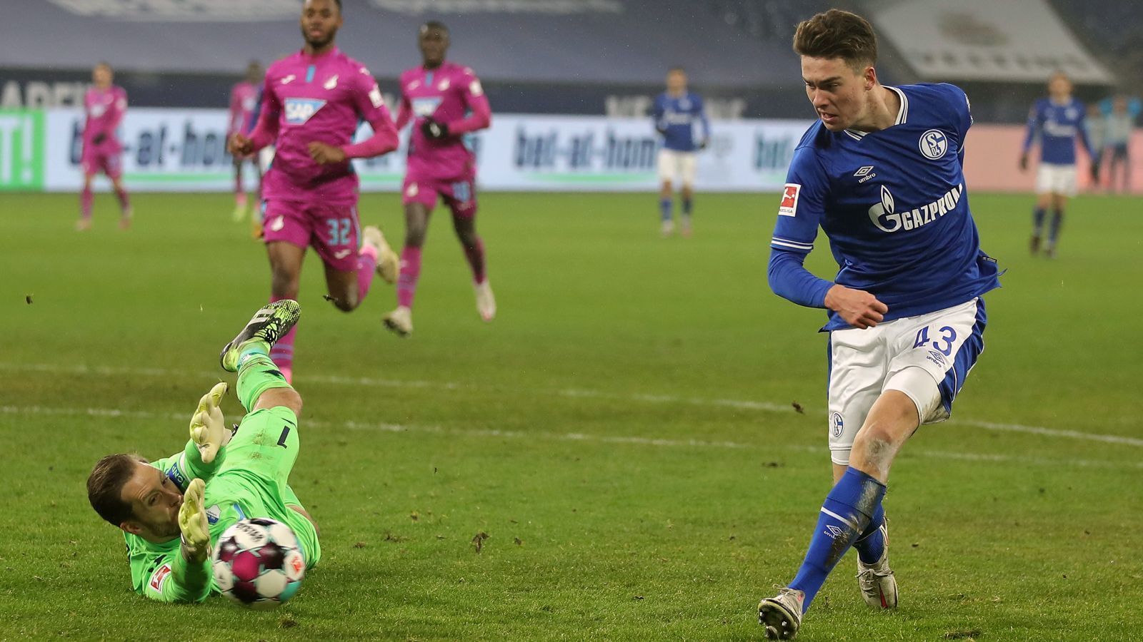 
                <strong>Matthew Hoppe schreibt bei Schalkes Befreiungsschlag Geschichte</strong><br>
                Die Schalker können doch noch gewinnen! Am 15. Spieltag der Bundesliga-Saison 2020/21 endete eine Negativserie von 30 Begegnungen ohne Sieg. Hauptverantwortlich für den 4:0-Heimsieg gegen Hoffenheim war der US-Amerikaner Matthew Hoppe. Dem 19 Jahre alten Stürmer gelangen in dem Spiel drei Treffer und damit schrieb der 1,91-Meter-Hüne auch gleich Bundesliga-Geschichte. Denn noch nie zuvor waren einem anderen US-Amerikaner in einem Bundesliga-Spiel drei Treffer gelungen. Somit ist der Jungstar nach seinem Gala-Auftritt Rekordmann und Hoffnungsträger der Schalker in einem. (Quelle: Optafranz/twitter)
              