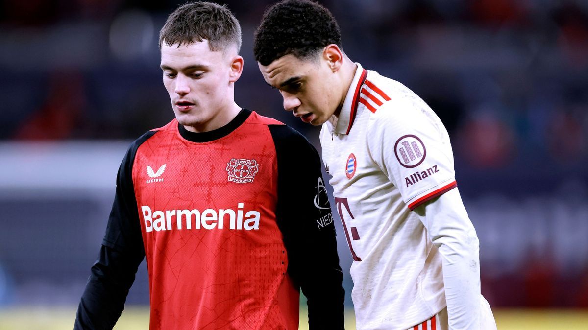 MUSIALA Jamal Team FC Bayern Muenchen mit WIRTZ Florian DFL Fussball Bundesliga Saison 2024 - 2025 BL Spiel Bayer 04 Leverkusen - FC Bayern Muenchen am 15.02. 2025 in Leverkusen DFL REGULATIONS PRO...