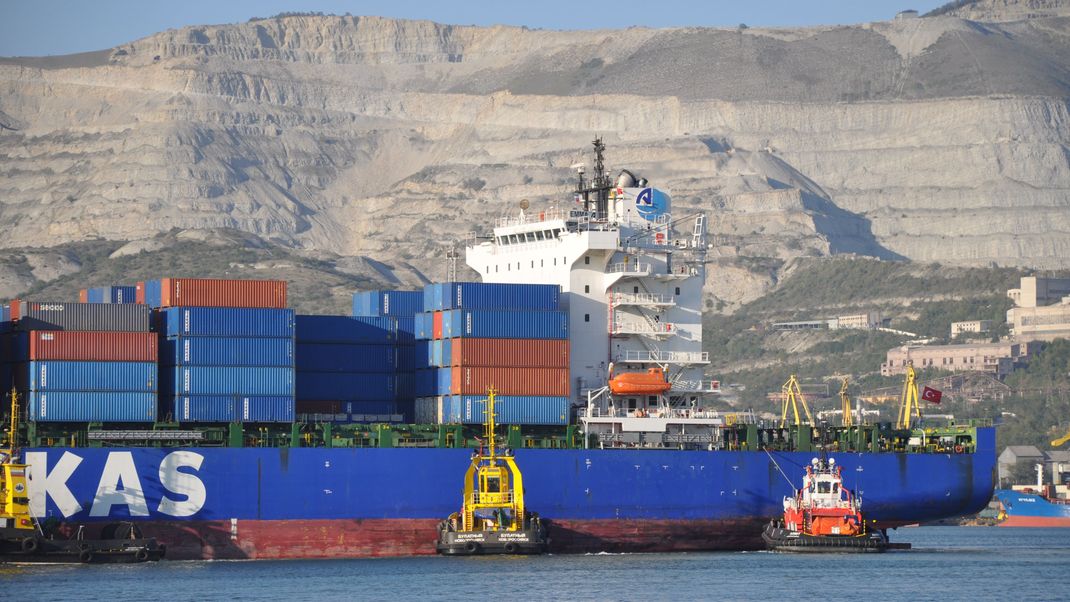 Russland, Noworossijsk: Containerschiff im Hafen von Noworossijsk am Schwarzen Meer