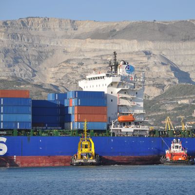 Russland, Noworossijsk: Containerschiff im Hafen von Noworossijsk am Schwarzen Meer